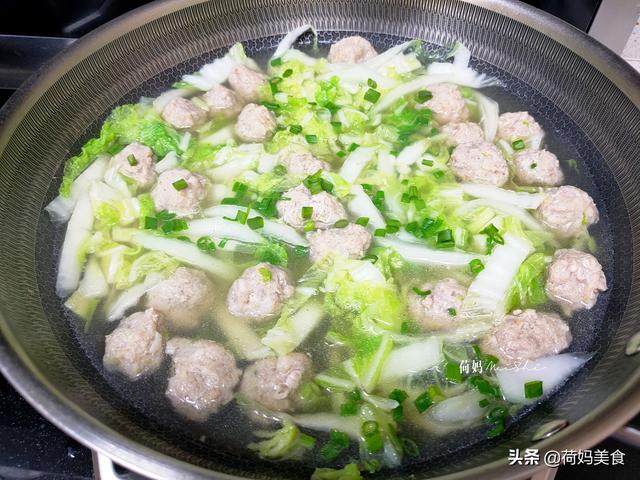 白菜丸子汤怎么做，给孩子煮一锅白菜肉丸汤