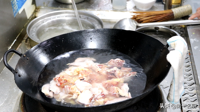 大盘鸡的正宗做法，新疆大盘鸡的正宗做法（厨师长教你大盘鸡正宗做法）