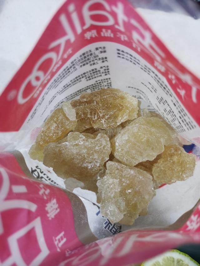 冰糖炖柠檬的功效，冰糖陈皮炖柠檬有什么功效（把柠檬和冰糖一起炖）