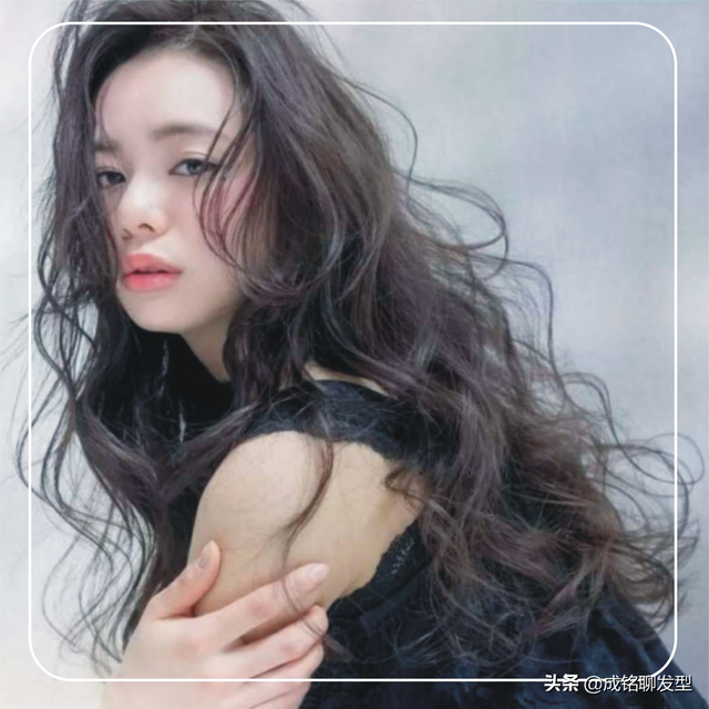 卷发发型打理技巧方法，卷发应该怎么打理（只需三个小技巧让你轻松打理出时尚漂亮的卷发发型）