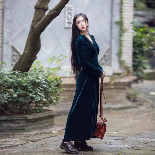 墨绿色什么颜色混合起来好看，复古优雅不知道怎么穿