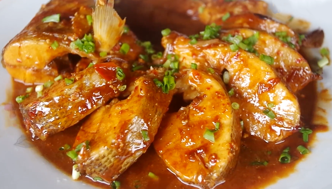 【醬燒鱸魚(yú)】做法步驟圖 隔三差五吃一回 孩子個(gè)子長(zhǎng)得快-起舞食譜網(wǎng)