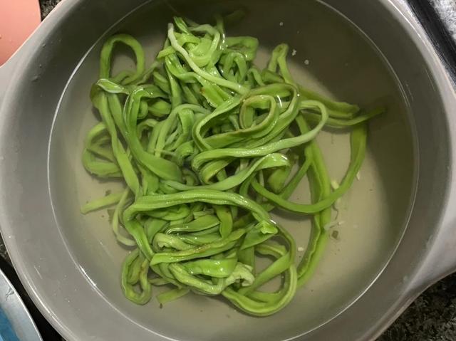 贡菜凉拌用不用开水焯一下，贡菜可以直接凉拌吗（天然的“瘦身菜”找到啦）