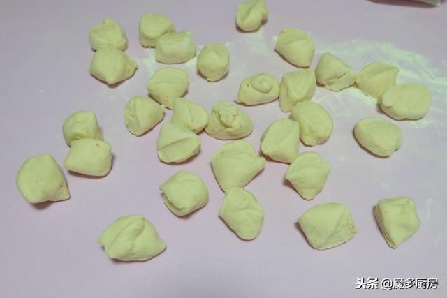 玫瑰花馒头怎么做，怎样做美味的南瓜味的玫瑰馒头（手把手教你做玫瑰花馒头）