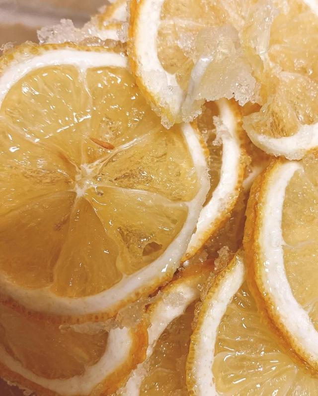 怎样做美味的糖渍柠檬，糖渍柠檬片怎么做（糖渍柠檬片，酸酸甜甜就是你）