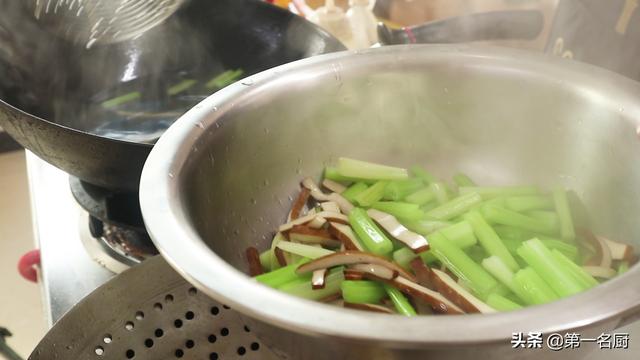 芹菜炒香干的做法，芹菜炒香干的做法的手抄报（上桌比荤菜更受欢迎）