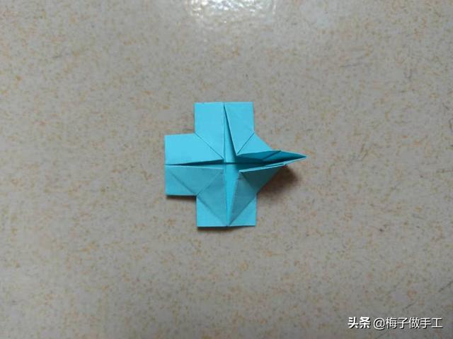 省空间的裤子折法，折裤子最省空间的折法（衣服和裤子怎么折最简单）