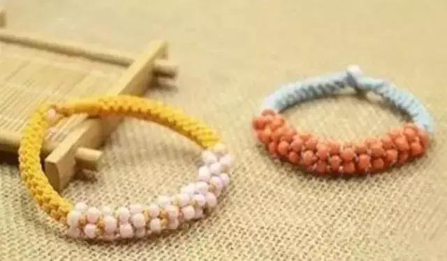 手链编织，手链编织教程 红绳 简单易学（毛线手链编织教程，一定要学会）