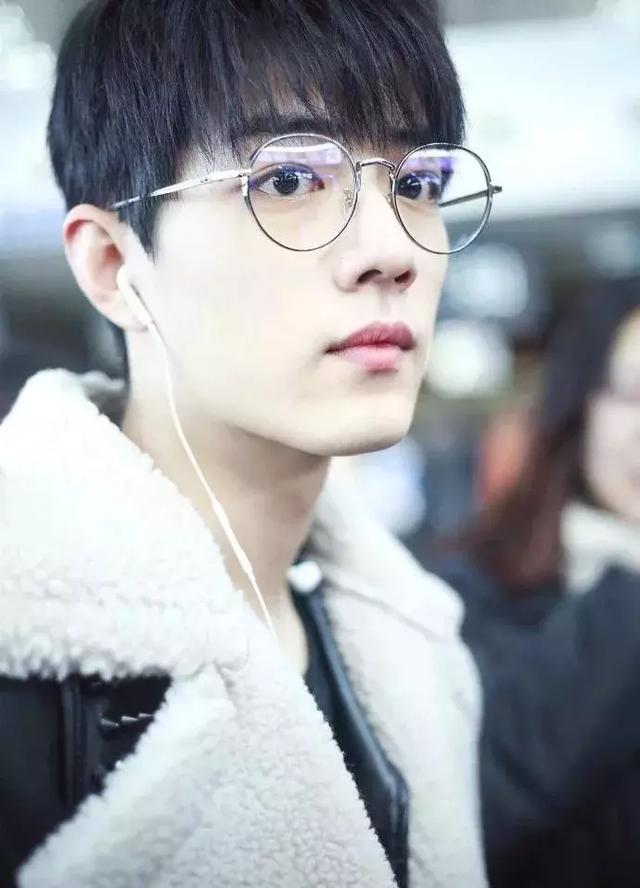 ckj眼镜架属于什么档次，ckj眼镜是什么价位（肖战在眼睛上动了什么手脚）