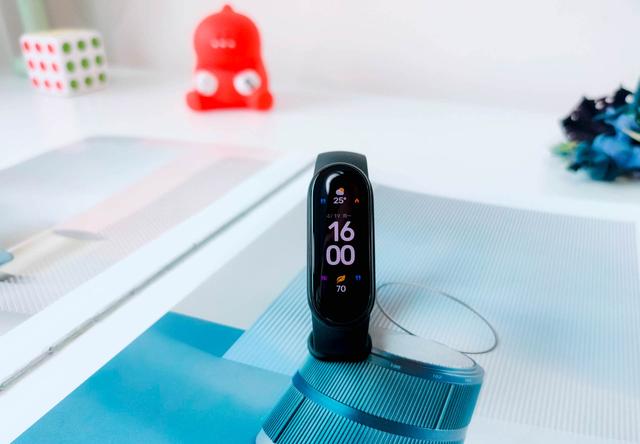 小米手环充电需要大力扣吗，小米手环使用前要不要充满电（干掉按键+血氧检测+心率监测）