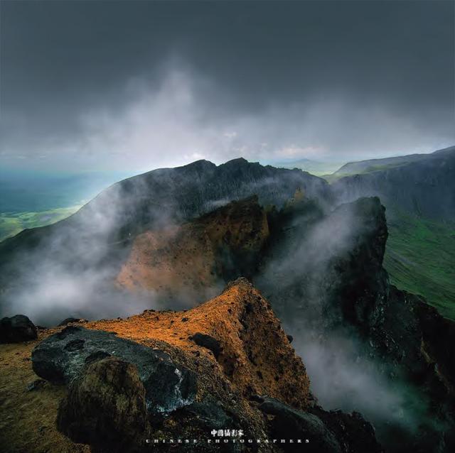 长白山火山爆发，富士山和长白山是同一火山带吗（三次火山喷发形成的奇特自然景观）