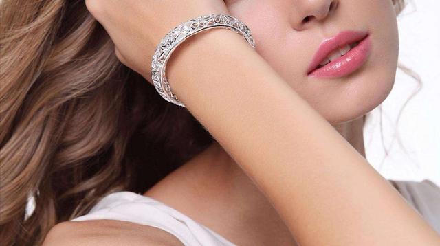 女人银手镯戴哪只手好，女性银手镯带哪只手好（女人戴镯子金的好还是银的好）