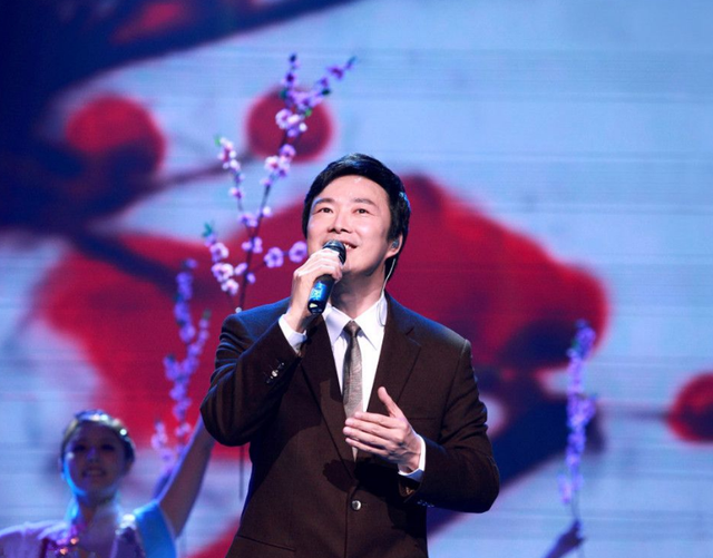 现在小哥费玉清过得怎么样，64岁的费玉清退出神坛