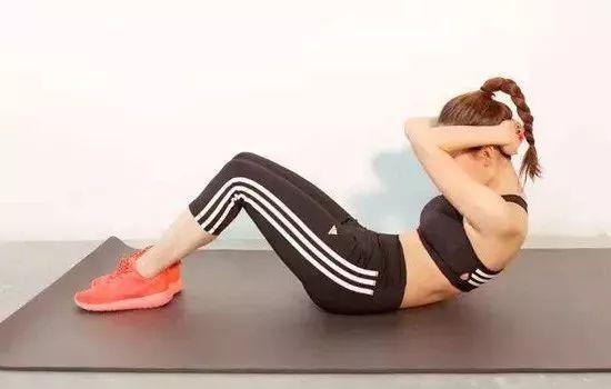 　卷腹运动需注意的事项，卷腹运动需注意的事项（谨记做卷腹运动的5个要点）