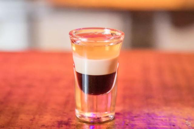 helens红牛桶是什么，helens啤酒桶（最近爆火的“午夜小酒馆”）