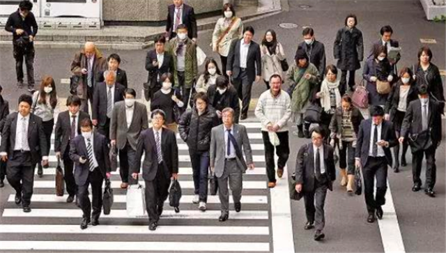 日本年轻人为什么都不愿意结婚呢，日本年轻人为何不再想结婚生子