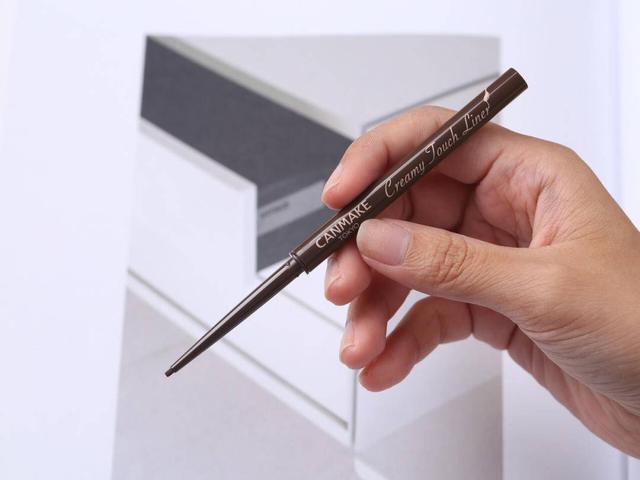 眼线笔怎么削，眼线笔怎么画初学者（眼线画对，眼睛放大2倍）