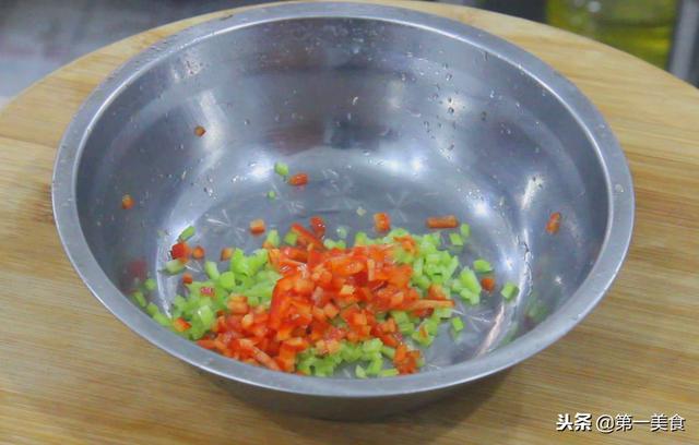 凉拌菜的料汁怎么调，怎样调凉拌菜的料汁（看厨师长操作）