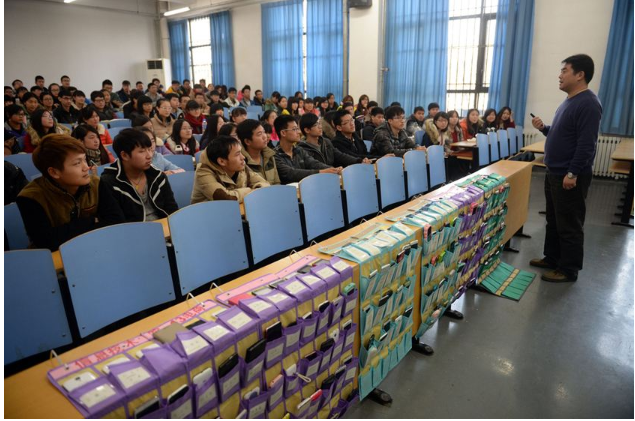 现在大学都是怎样花式点名的,大学点名的好处(大学老师们的"花式点名"