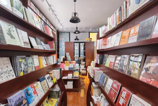 附近书店在哪个位置离我最近，离这里最近的文具店（厦门这些“有颜有料”的书店）