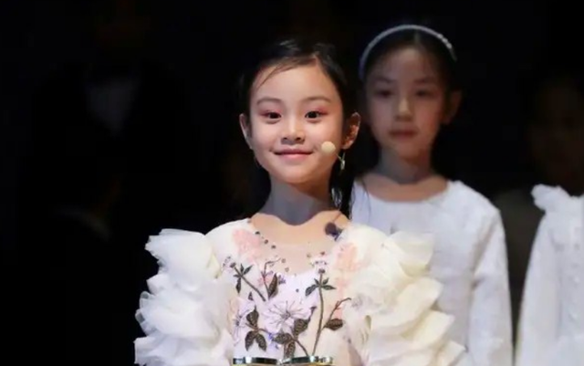 酒窝是怎么形成的，脸上的酒窝是怎么形成的（”科学解释酒窝形成）