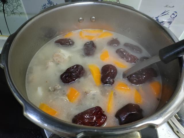 排骨汤炖多久，萝卜排骨汤炖多久（教你正确做法，汤白味鲜特鲜美）