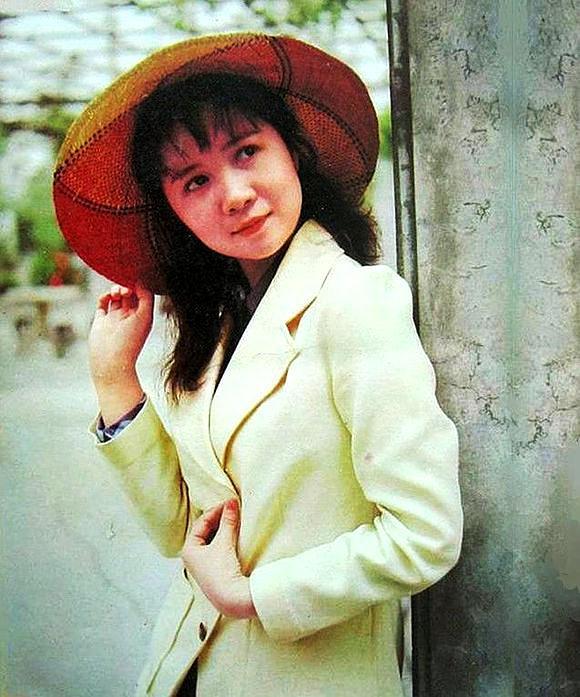 蔡明老师年轻时，蔡明年轻时的老照片