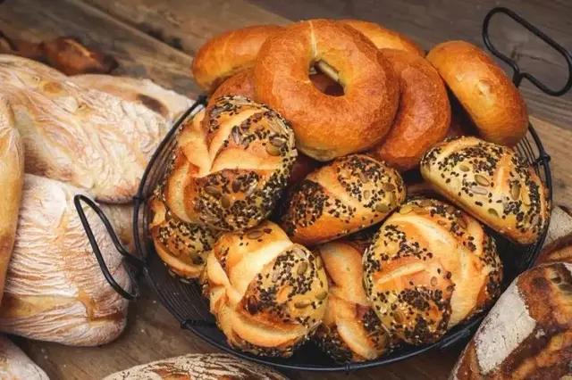 美德拉反应是什么意思，什么叫做美拉德反应（美食小知识丨详解面包的美拉德反应）