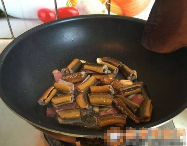 炒黄鳝怎么做好吃，正宗爆炒鳝片的做法（黄鳝又香又嫩又不腥）