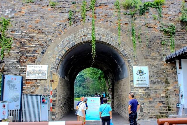 南京玄武湖有几个门，南京玄武湖有什么（如今游人如织的玄武湖）