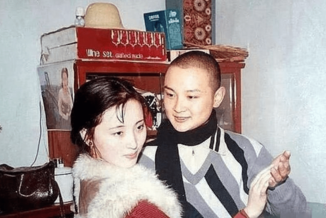 23岁爆红,娶18岁初恋,结婚27年,欧阳奋强如今怎样了?