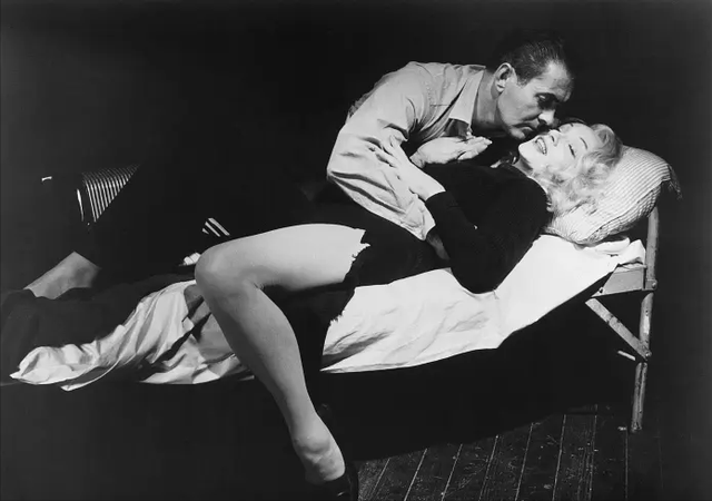 控方证人真相是什么，控方证人结局律师暗示（6次大反转的《控方证人》）