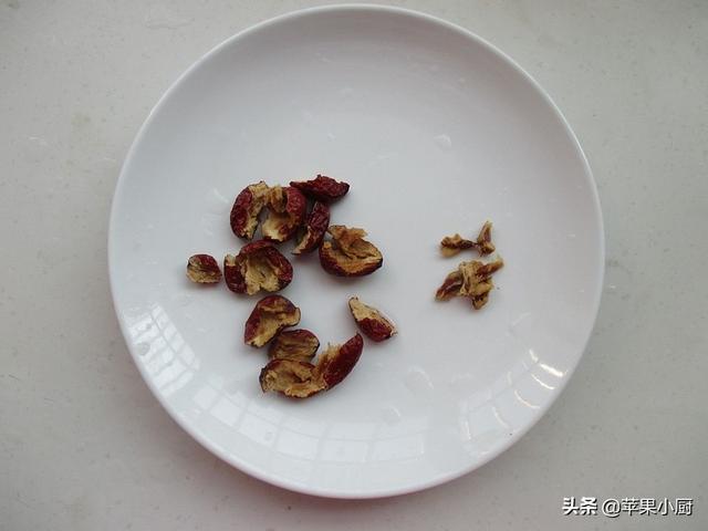 怎样做美味的三黑营养豆浆，黑豆浆怎么做好喝又营养（做这个豆浆喝不错）