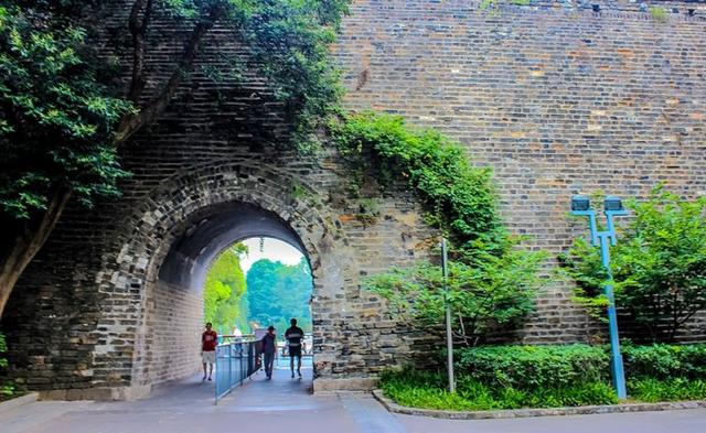 南京玄武湖有几个门，南京玄武湖有什么（如今游人如织的玄武湖）