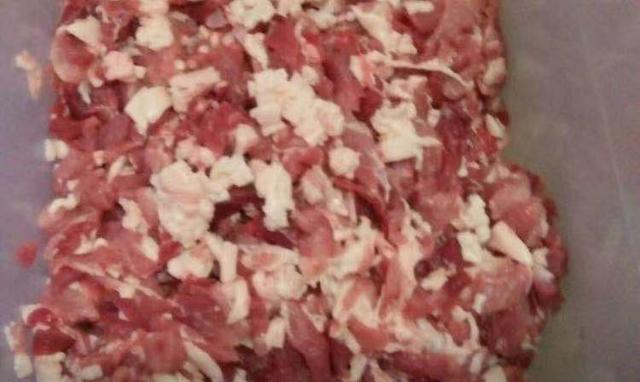 请问自制香肠如何配料或配方谢谢，自制香肠怎么配料（灌香肠配方，超详细的调料比例）