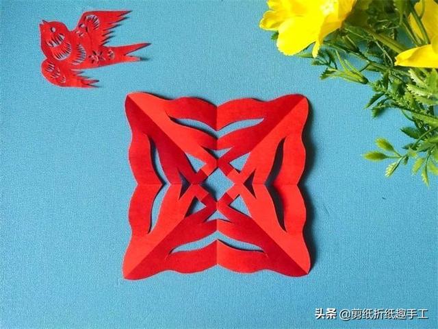 简易剪纸花-先折纸！，花用折纸怎么剪（分享漂亮的手帕剪纸）