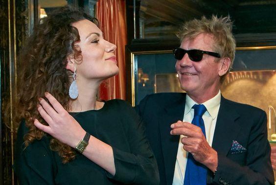 老王今年47岁，膝下一儿一女，儿子已经成婚，目前老王同老伴及未婚的女儿居住在一起。老王的家庭目前属于，　　类型。A核心家庭B联合家庭C主干（却打人、随地尿尿还勾搭老婆闺蜜）