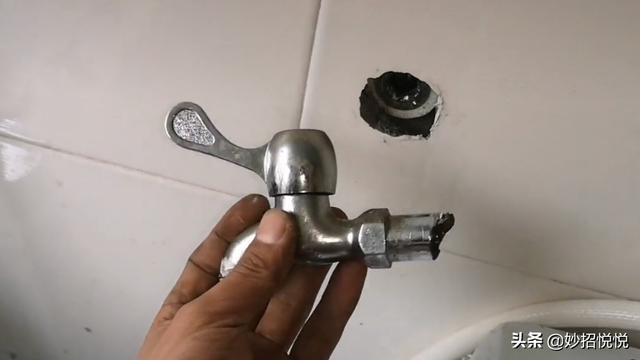 水龙头断了里面的部分怎么弄出来，塑料水龙头断了里面的部分怎么弄出来（不用花钱请维修师傅）
