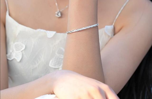 女人银手镯戴哪只手好，女性银手镯带哪只手好（女人戴镯子金的好还是银的好）