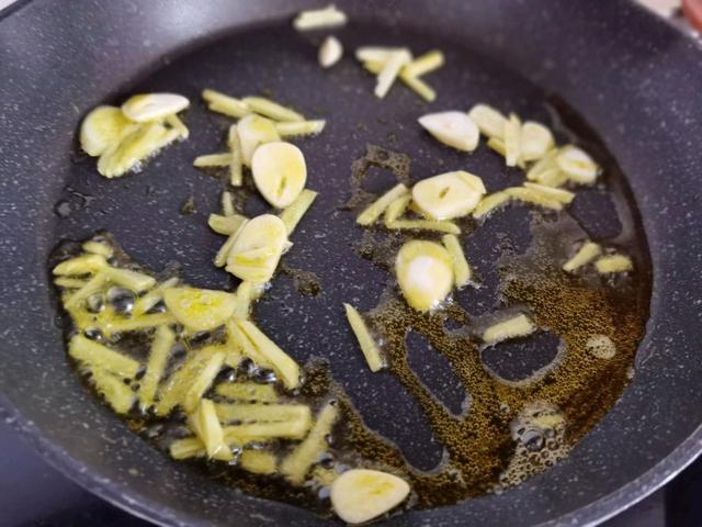 怎么炒干虾，怎样炒干虾好吃又简单（小小虾干搭配蔬菜炒一炒）