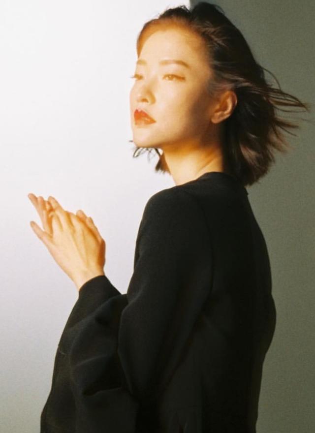方脸剪什么发型好看，方脸有美人尖适合什么发型（想给方脸“削骨”并不难）