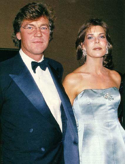 老王今年47岁，膝下一儿一女，儿子已经成婚，目前老王同老伴及未婚的女儿居住在一起。老王的家庭目前属于，　　类型。A核心家庭B联合家庭C主干（却打人、随地尿尿还勾搭老婆闺蜜）