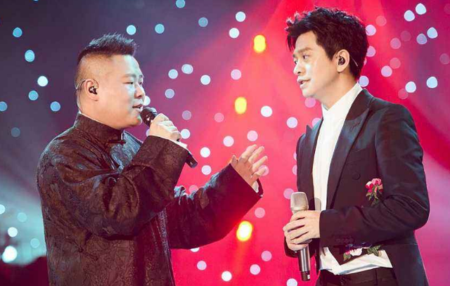 大张伟被戚薇抓中要害，戚薇抓大张伟（包文婧自嘲1加4不会做）