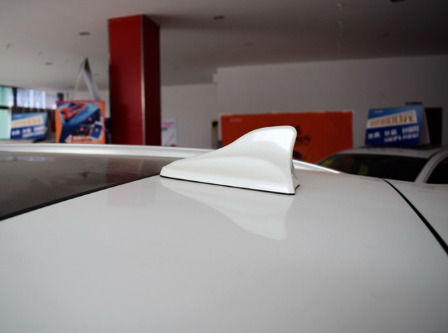 车顶的鲨鱼鳍做什么用的，车顶上边的鲨鱼鳍做什么用的（汽车车顶上的“鲨鱼鳍”有啥用）