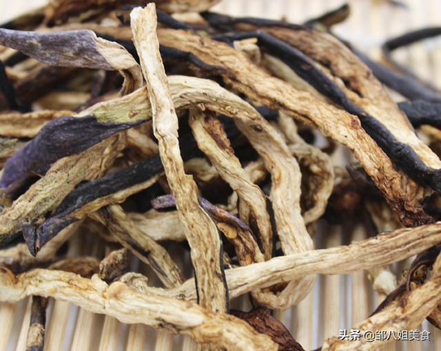 茄子干怎么做好吃，晒干的茄子干怎么做好吃法（三伏天多晒些茄子干）