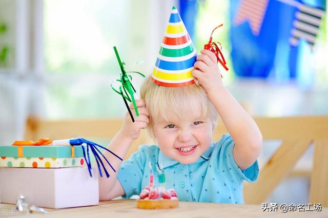 属土的名字男孩，五行缺金火土的男孩名字（宏宸万里的名字）