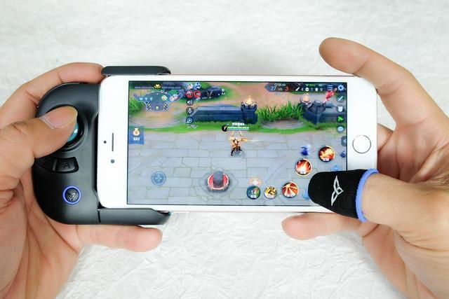 玩游戏手出汗怎么办，职业手游选手怎么防止手出汗（网友：试试飞智蜂套2）