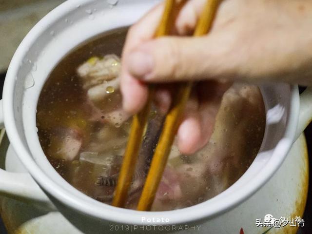 墨鱼炖鸡的做法，最好的墨鱼炖鸡（再多的调味也比不上食材的原汁原味）