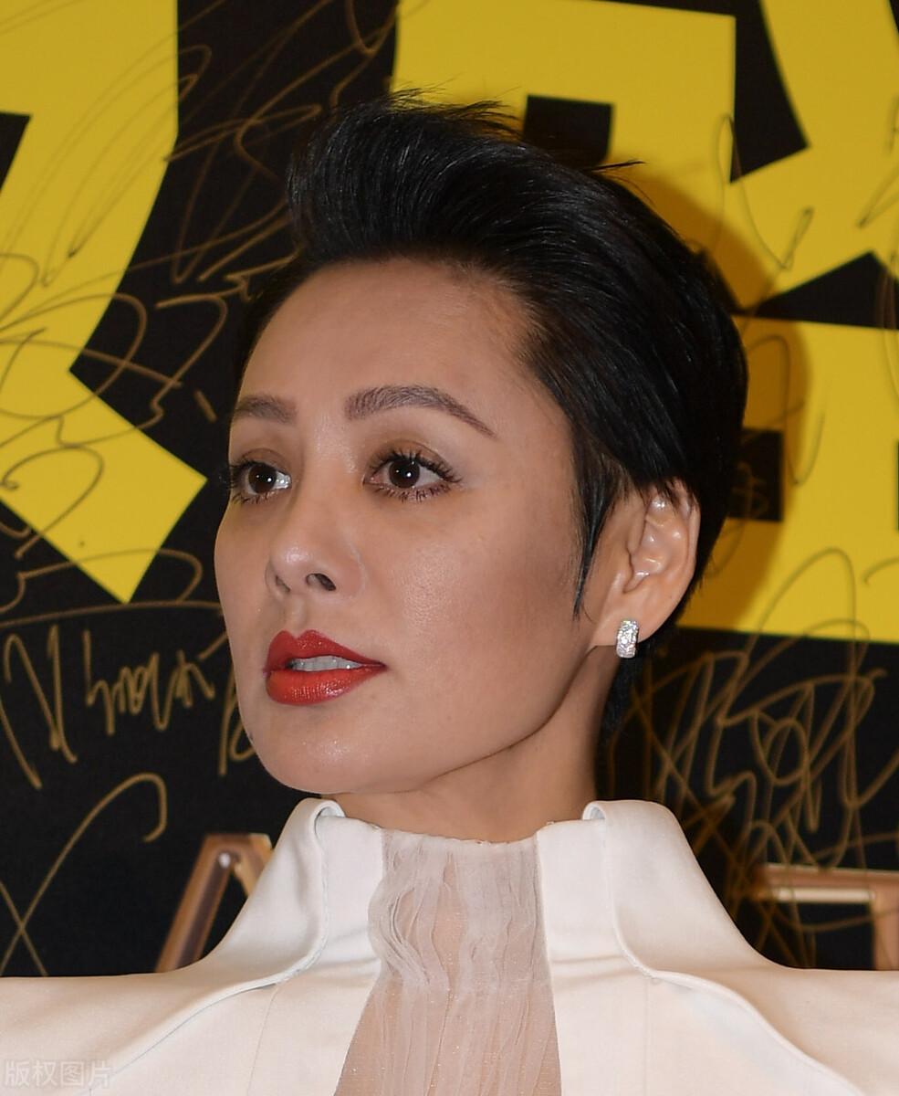 2005年,宁静一袭光头与吴彦祖出现在电影《三岔口》中,倾情上演的一段