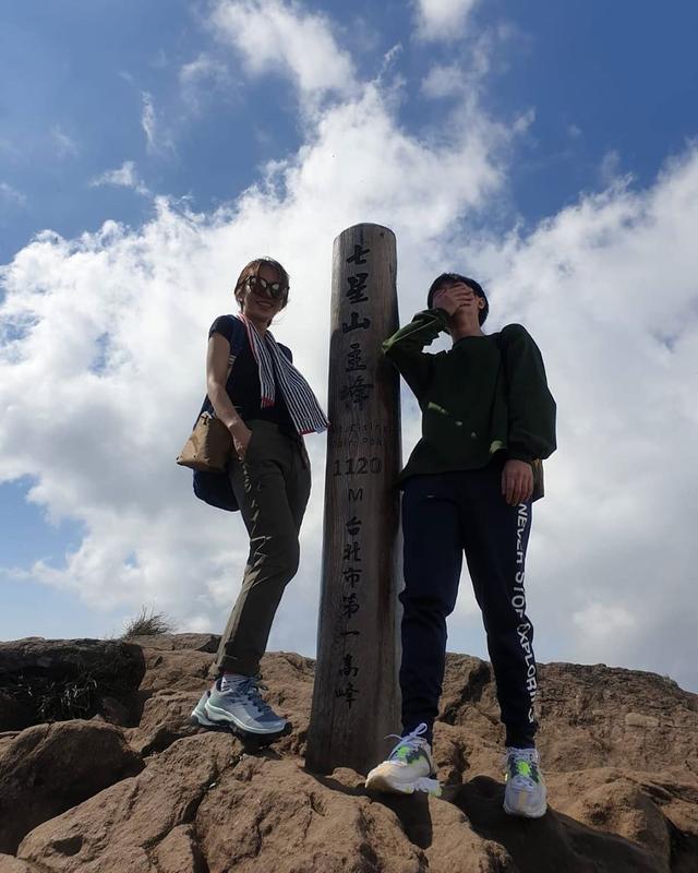 吴青峰被起诉后爬山散心，发文有美女暖心相陪，竟是女神田馥甄